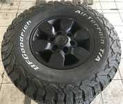 Alu kolo originál TOYOTA 7x15 6x139,7x107 ET30 a BFGoodrich All Terrain T/A KO2 31x10.50 R15 109S 98%