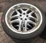 Alu kolo DEZENT 8x18" ET35, 5x100x57 a Sunny SN3800 225/40 R18 92W XL 5%