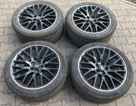 Alu kolo originál FORD MUSTANG 5x114.3x70.3 Přední 9x19“ ET45 a Pirelli PZero 255/40 R19 96Y 30%, Zadní 9.5x19“ ET52.5 a Goodyear Eagle F1 Asymmetric 2 275/40 R19 101Y 90% + čidla tlaku TPMS