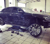 BMW 7 jsme obuli na Alu kolo originál BMW 5x120x72.5 PŘEDNÍ 8.5x21“ ET42 a Pirelli PZero 245/35 R21 96Y RFT *, ZADNÍ 10x21“ ET51 a Pirelli PZero 275/30 R21 98Y RFT * + čidla tlaku TPMS