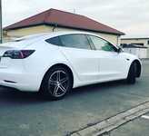 TESLA MODEL 3 jsme obuli na Alu kolo MOTEC 8.5x18“ 5x114.3x64 ET40 a Pirelli Winter SottoZero III 235/45 R18 98V XL