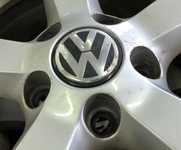 Alu kolo originál VW 6.5x15“ ET50, 5x112x57 a Michelin Alpin A4 195/65 R15 91T 60%