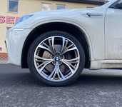 BMW X6M jsme obuli na Alu kolo originál BMW Přední 5x120x74 10x21" ET40 a Yokohama BluEarth Winter V905 285/35 R21 105V XL, Zadní 5x120x72,5 11.5x21" ET38 a Yokohama BluEarth Winter V905 325/30 R21 108V XL