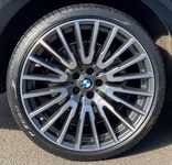 BMW 7 jsme obuli na Alu kolo originál BMW 5x112x66.5 PŘEDNÍ 8.5x21“ ET25 a Pirelli PZero 245/35 R21 96Y RFT *, ZADNÍ 10x21“ ET41 a Pirelli PZero 275/30 R21 98Y RFT * + čidla tlaku TPMS