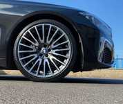 BMW 7 jsme obuli na Alu kolo originál BMW 5x112x66.5 PŘEDNÍ 8.5x21“ ET25 a Pirelli PZero 245/35 R21 96Y RFT *, ZADNÍ 10x21“ ET41 a Pirelli PZero 275/30 R21 98Y RFT * + čidla tlaku TPMS