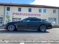 BMW 7 jsme obuli na Alu kolo originál BMW 5x112x66.5 PŘEDNÍ 8.5x21“ ET25 a Pirelli PZero 245/35 R21 96Y RFT *, ZADNÍ 10x21“ ET41 a Pirelli PZero 275/30 R21 98Y RFT * + čidla tlaku TPMS