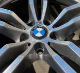 Alu kolo originál BMW X6 Přední 9x19" ET48 5x120x74 a Pirelli Scorpion Winter 255/50 R19 107V RFT * 30%, Zadní 10x19" ET21 5x120x72.5 a Pirelli Scorpion Winter 285/45 R19 111V RFT * 30% + čidla tlaku TPMS