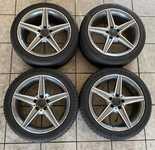 Alu kolo originál MERCEDES AMG 5x112x66.5 PŘEDNÍ 7.5x18" ET44 a Sailun Ice Blazer Alpine EVO1 225/45 R18 95V XL 95%, ZADNÍ 8.5x18" ET49 a Sailun Atrezzo 4Seasons PRO 245/40 R18 97W XL 95%