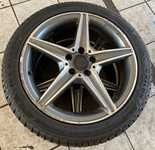 Alu kolo originál MERCEDES AMG 5x112x66.5 PŘEDNÍ 7.5x18" ET44 a Sailun Ice Blazer Alpine EVO1 225/45 R18 95V XL 95%, ZADNÍ 8.5x18" ET49 a Sailun Atrezzo 4Seasons PRO 245/40 R18 97W XL 95%