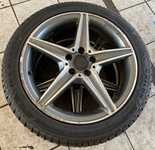 Alu kolo originál MERCEDES AMG 5x112x66.5 PŘEDNÍ 7.5x18" ET44 a Sailun Ice Blazer Alpine EVO1 225/45 R18 95V XL 95%, ZADNÍ 8.5x18" ET49 a Sailun Atrezzo 4Seasons PRO 245/40 R18 97W XL 95%