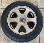 Alu kolo originál ŠKODA 6.5x15" ET43, 5x100x57 a Tracmax X-Privilo TX2 195/65 R15 91V 100%