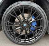 BMW X5 jsme obuli na Alu kolo HRS Přední 5x112x66.5 9.5x22" ET37 a Sailun ZSR2 Atrezzo 275/35 R22 104Y XL, Zadní 5x112x66.5 10.5x22" ET43 a Sailun ZSR2 Atrezzo 315/30 R22 107Y XL + čidla tlaku TPMS