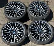 Alu kolo originál BMW 5x112x66.5 PŘEDNÍ 8.5x21“ ET25 a Falken Azenis FK520 245/35 R21 96Y XL 80%, ZADNÍ 10x21“ ET41 a Falken Azenis FK520 275/30 R21 98Y XL 80% + čidla tlaku TPMS